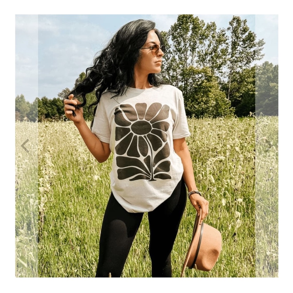 BLACK RETRO FLOWER TEE